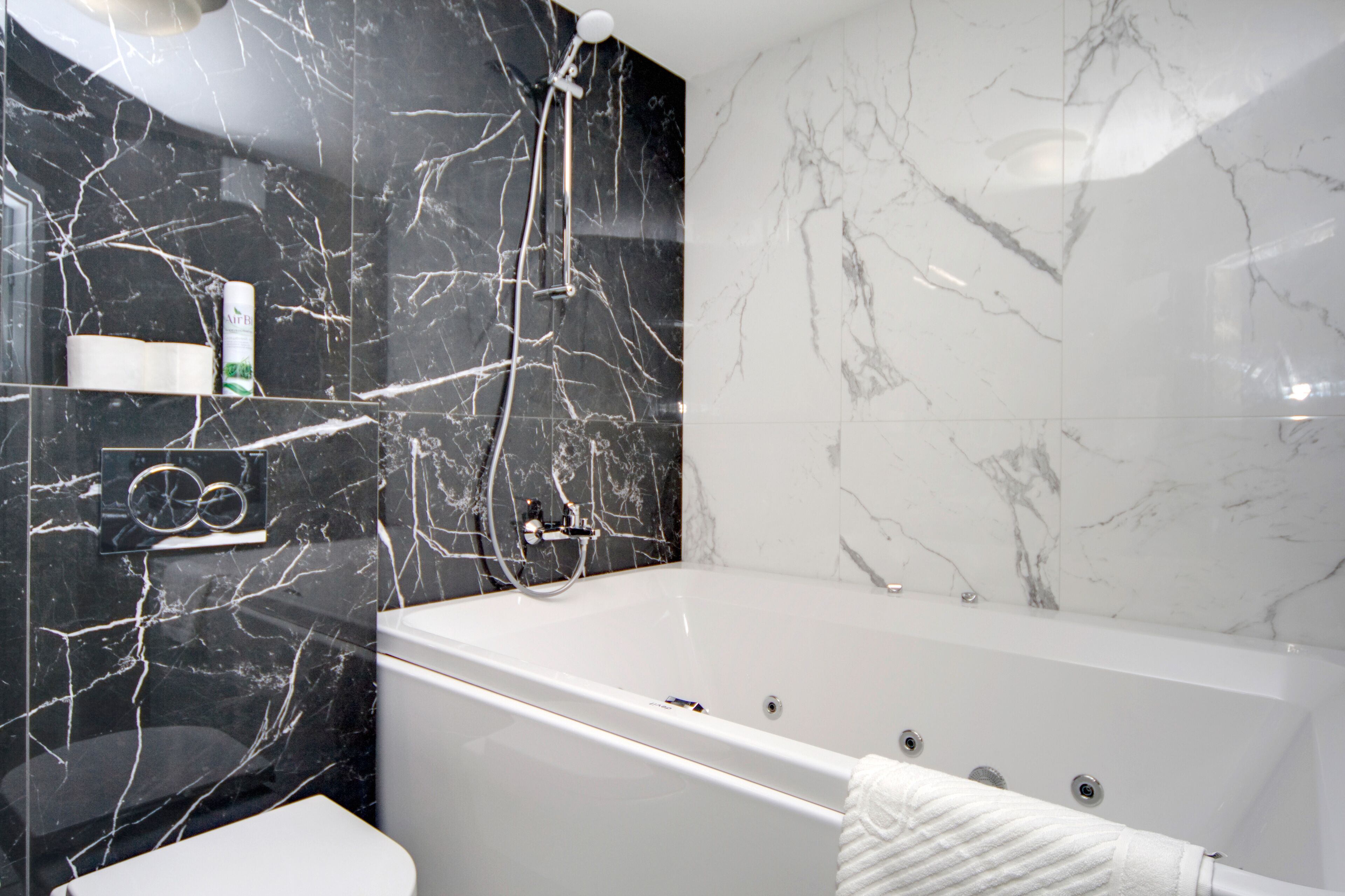 Studio, jet tub | Jet tub