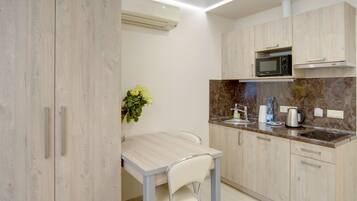 Studio, Jetted Tub | In-room safe, iron/ironing board, free cribs/infant beds, free WiFi