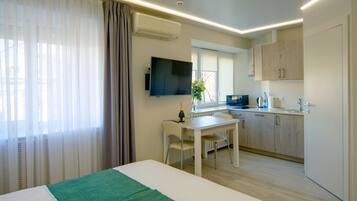 Studio | In-room safe, iron/ironing board, free cribs/infant beds, free WiFi