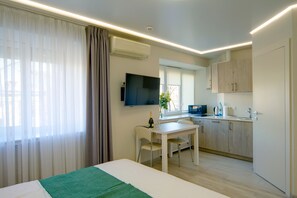 Studio | In-room safe, iron/ironing board, free cots/infant beds, free WiFi