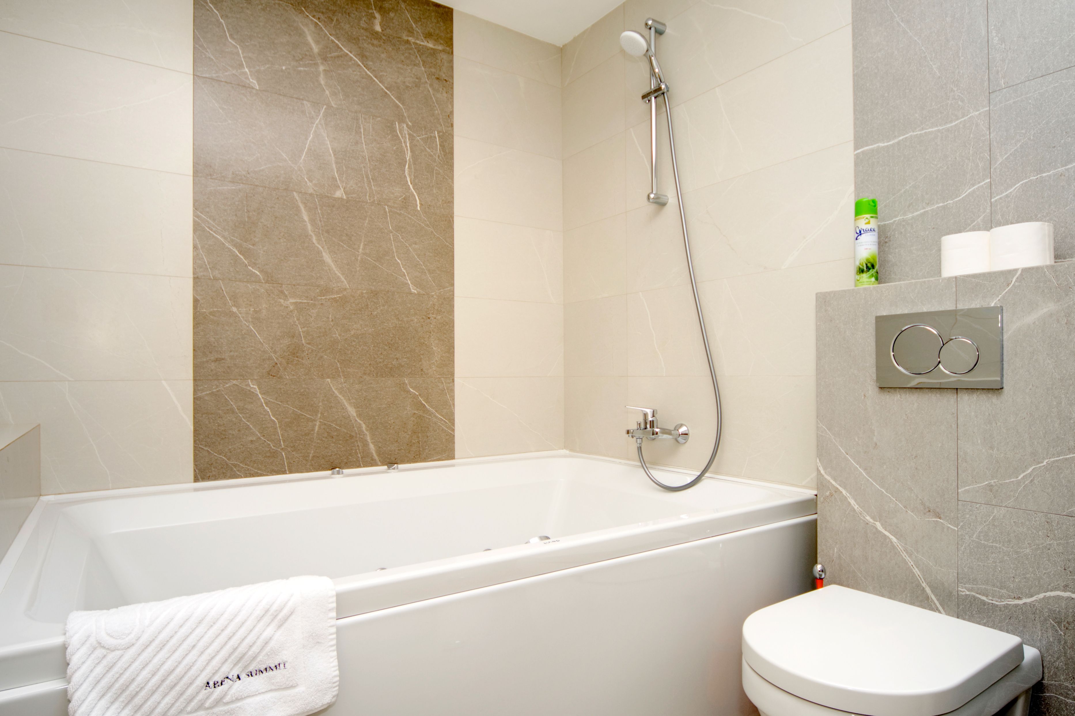 Un baño con bañera, inodoro y ducha.