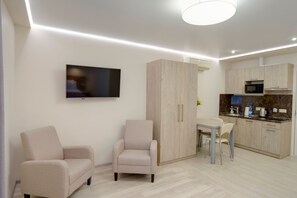 Studio, massasjebadekar | Safe på rommet, strykejern/-brett og barnesenger (inkludert)