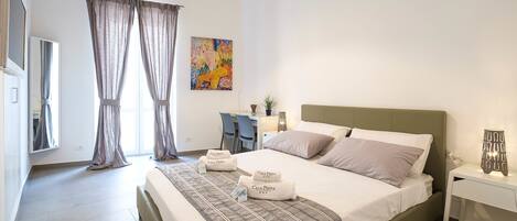 Tallelokero huoneessa, työpöytä, äänieristys, silitysrauta/-lauta