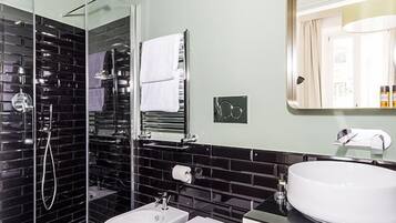 Kamar Superior | Kamar mandi | Shower, pancuran hujan, dan perlengkapan mandi desainer