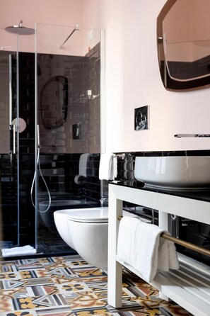 Dusj, regndusjhode, designertoalettartikler og hårføner