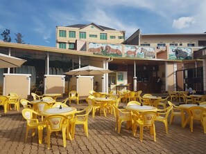 Petit déjeuner, déjeuner et dîner servis sur place
