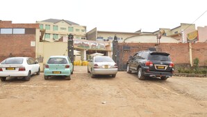Free self parking - Peace & Grace Motel (Kigali)