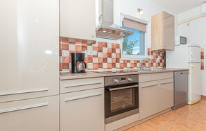 Refrigerador, parrilla de estufa, lavavajillas y cafetera y tetera 