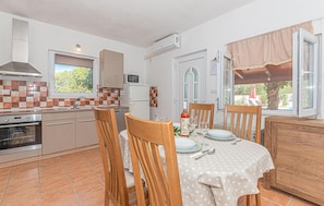 Fridge, microwave, stovetop, dishwasher
