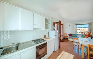 Refrigerador, parrilla de estufa y utensilios de cocina