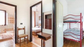 2 bedrooms, travel crib, free WiFi