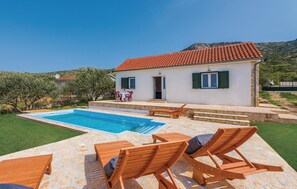 A heated pool - Pet friendly home in Donje Polje (Donje Polje)