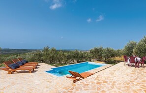 A heated pool - Awesome home in Donje Polje (Donje Polje)