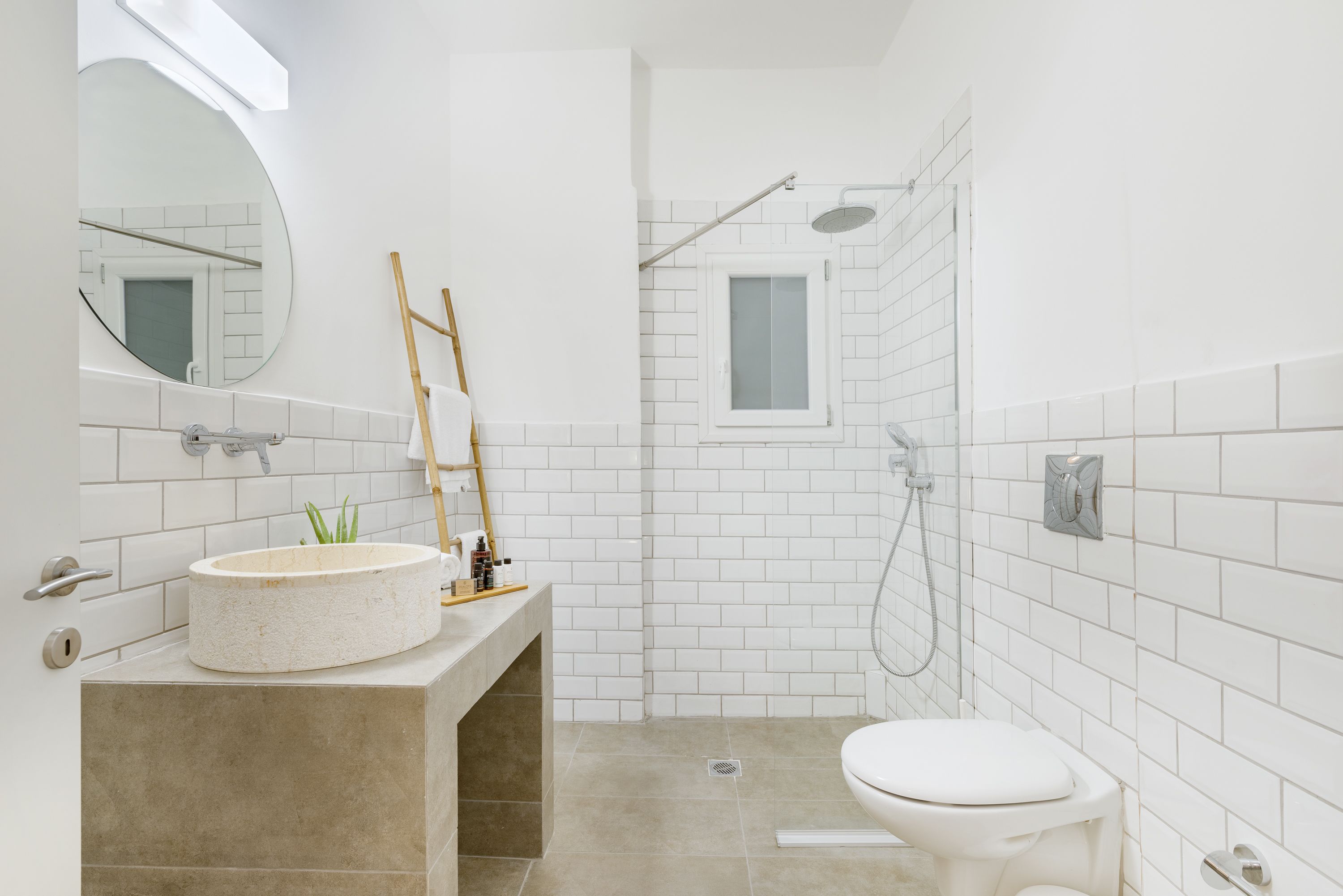 Douche, articles de toilette gratuits, sèche-cheveux, chaussons