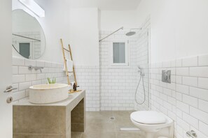 Shower, free toiletries, hair dryer, slippers - Maryflower Premium Apartments Piraeus (Piraeus)