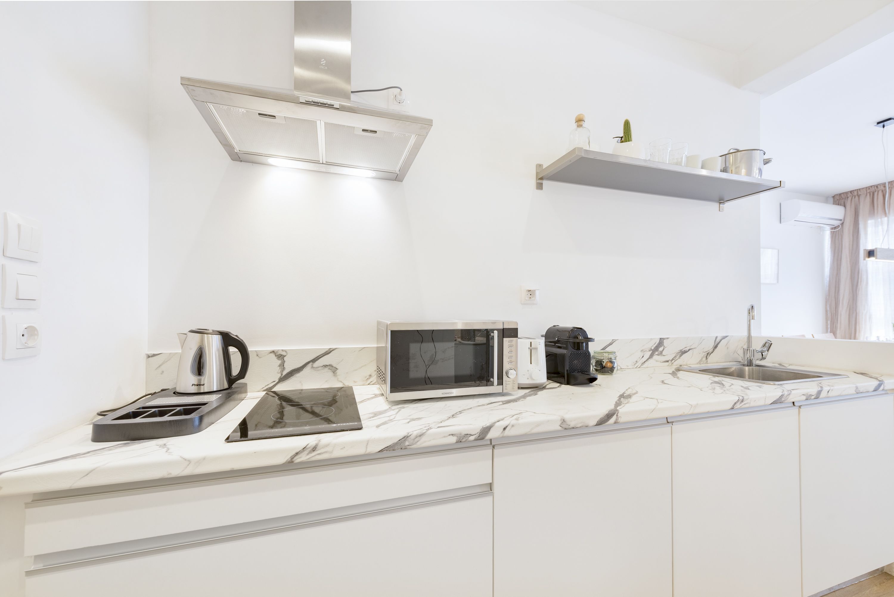 Réfrigérateur, four à micro-ondes, surface de cuisson