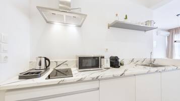 Réfrigérateur, four à micro-ondes, surface de cuisson