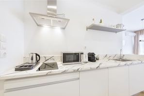 Fridge, microwave, stovetop, espresso maker - Maryflower Premium Apartments Piraeus (Piraeus)