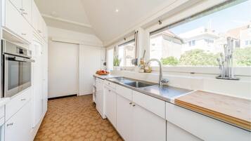 Een koelkast, een kookplaat, een vaatwasser