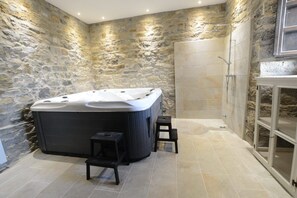 Indoor spa tub - Casa Rural Txantxorena (Esteribar)