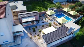 2 outdoor pools