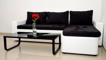 Apartment, Mehrere Betten, Nichtraucher, Gartenblick | Wohnbereich | Flachbildfernseher