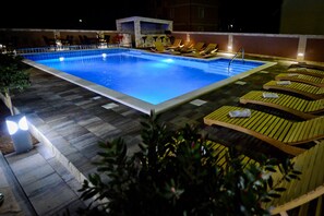 2 outdoor pools