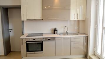 Deluxe-Apartment, Mehrere Betten, Nichtraucher, Poolblick | Eigene Küche | Kühlschrank, Ofen, Geschirrspüler, Wasserkocher mit Kaffee-/Teezubehör