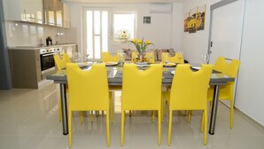 Una cocina moderna con comedor.
