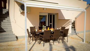 Deluxe-Apartment, Mehrere Betten, Nichtraucher, Poolblick | Terrasse/Patio