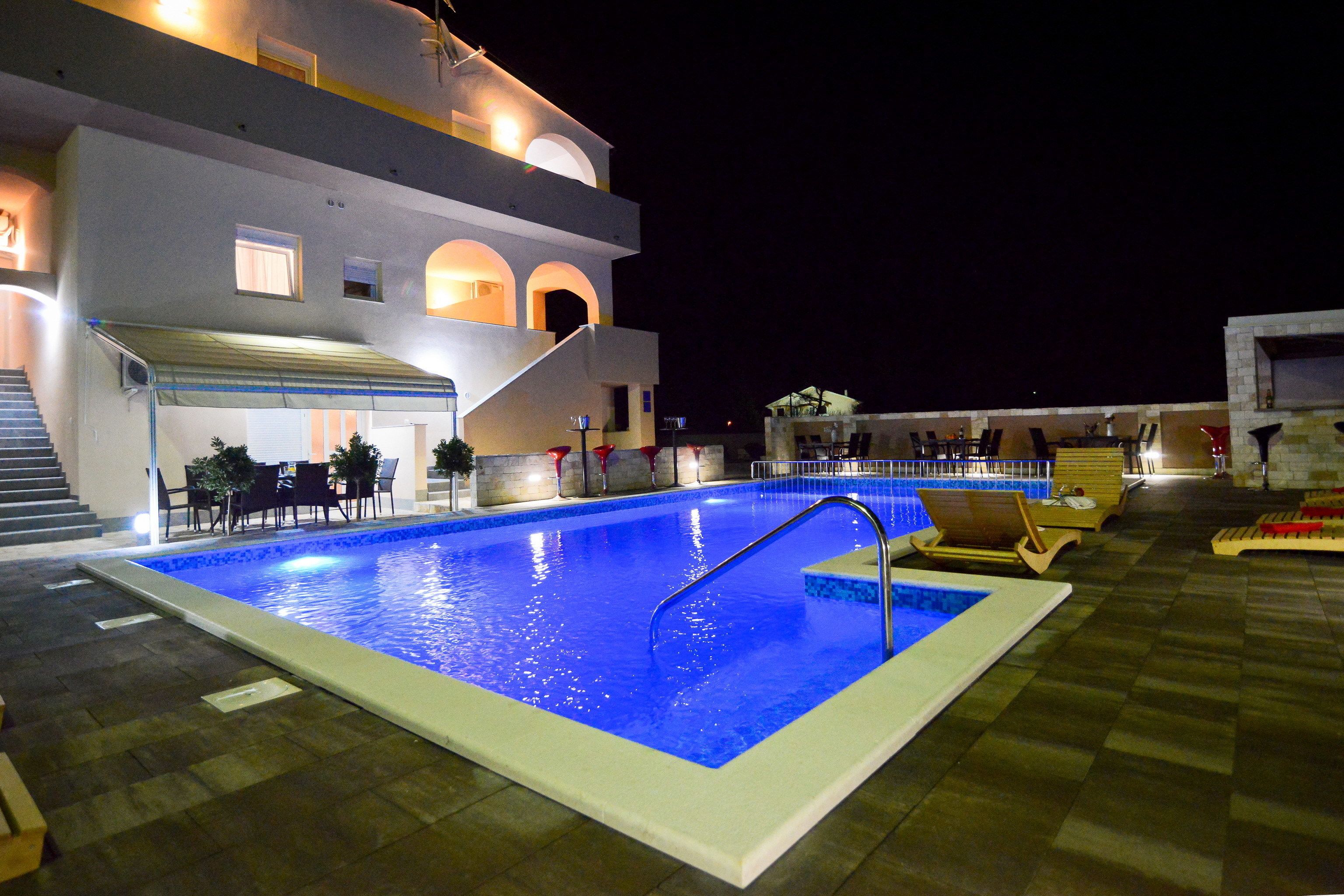 2 piscines extérieures