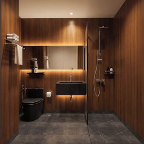 Un baño moderno con detalles de madera, un lavamanos negro, un inodoro y una ducha.