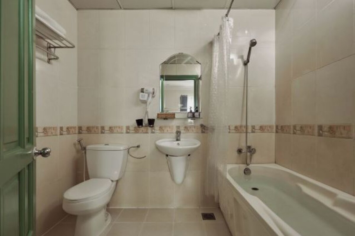 A bathroom with a toilet, sink, and bathtub.
