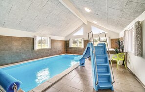 Una piscina cubierta