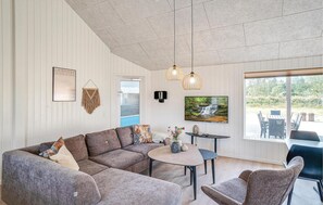 Télévision, cheminée, lecteur de DVD, baby-foot