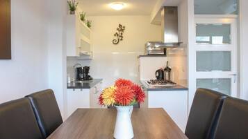 Køleskab, kogeplade, opvaskemaskine, kaffe-/temaskine