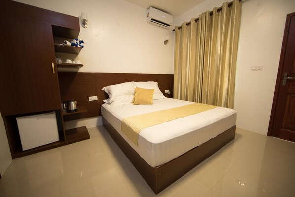 Desk, free WiFi, bed sheets