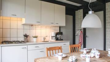 Een koelkast, een kookplaat, een vaatwasser