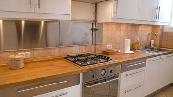 Family Apartment | Private kitchen | Cookware/dishes/utensils