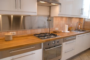 Family Apartment | Private kitchen | Cookware/dishes/utensils