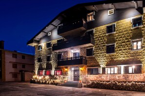 住宿正面 - 傍晚/夜晚