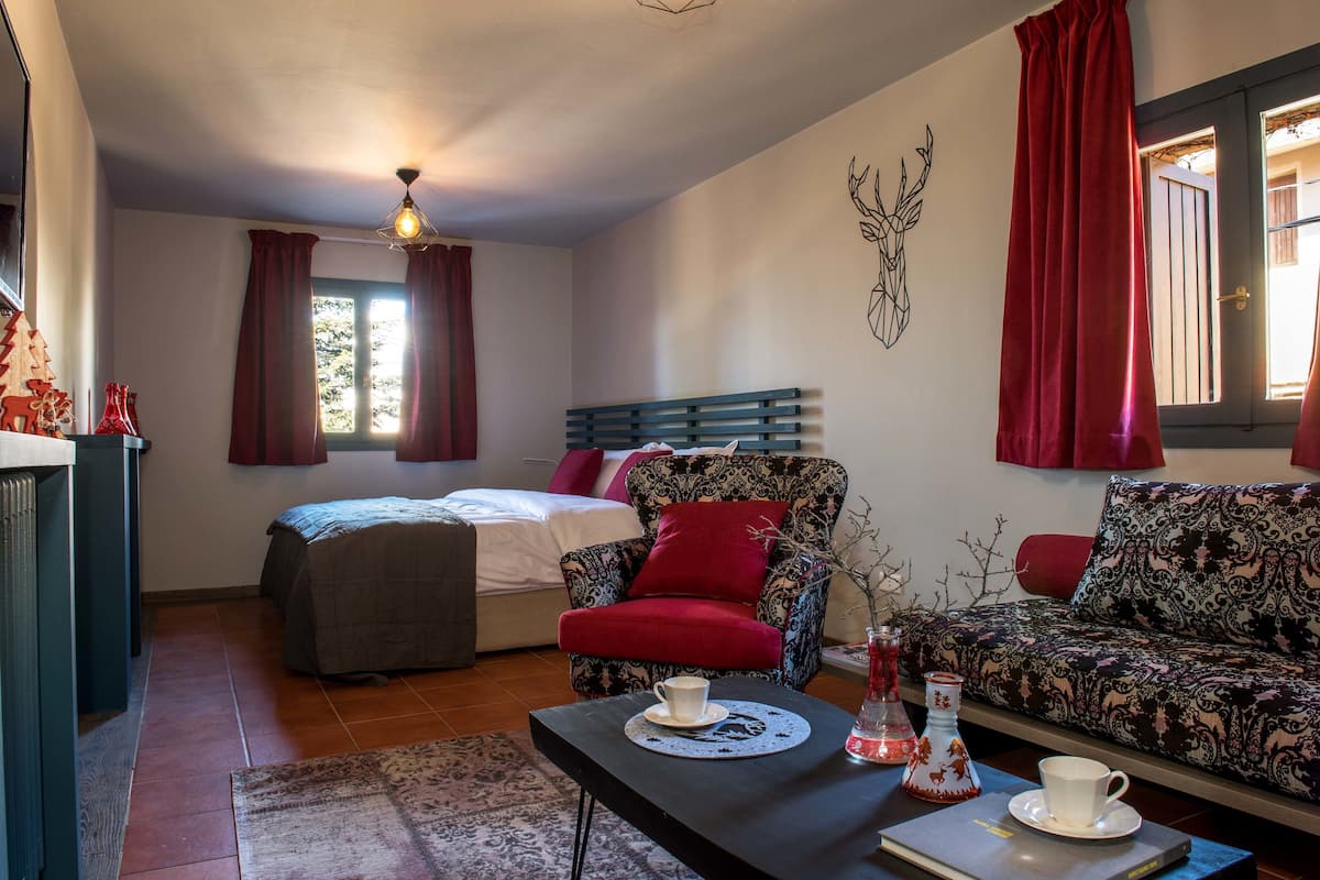 Blackout curtains, soundproofing, free WiFi, bed sheets