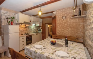 Refrigerador, parrilla de estufa, lavavajillas y cafetera y tetera