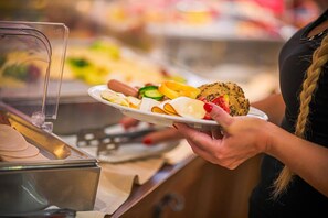 2 restaurants, breakfast served