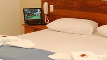 Cortinas blackout, wifi gratis y ropa de cama