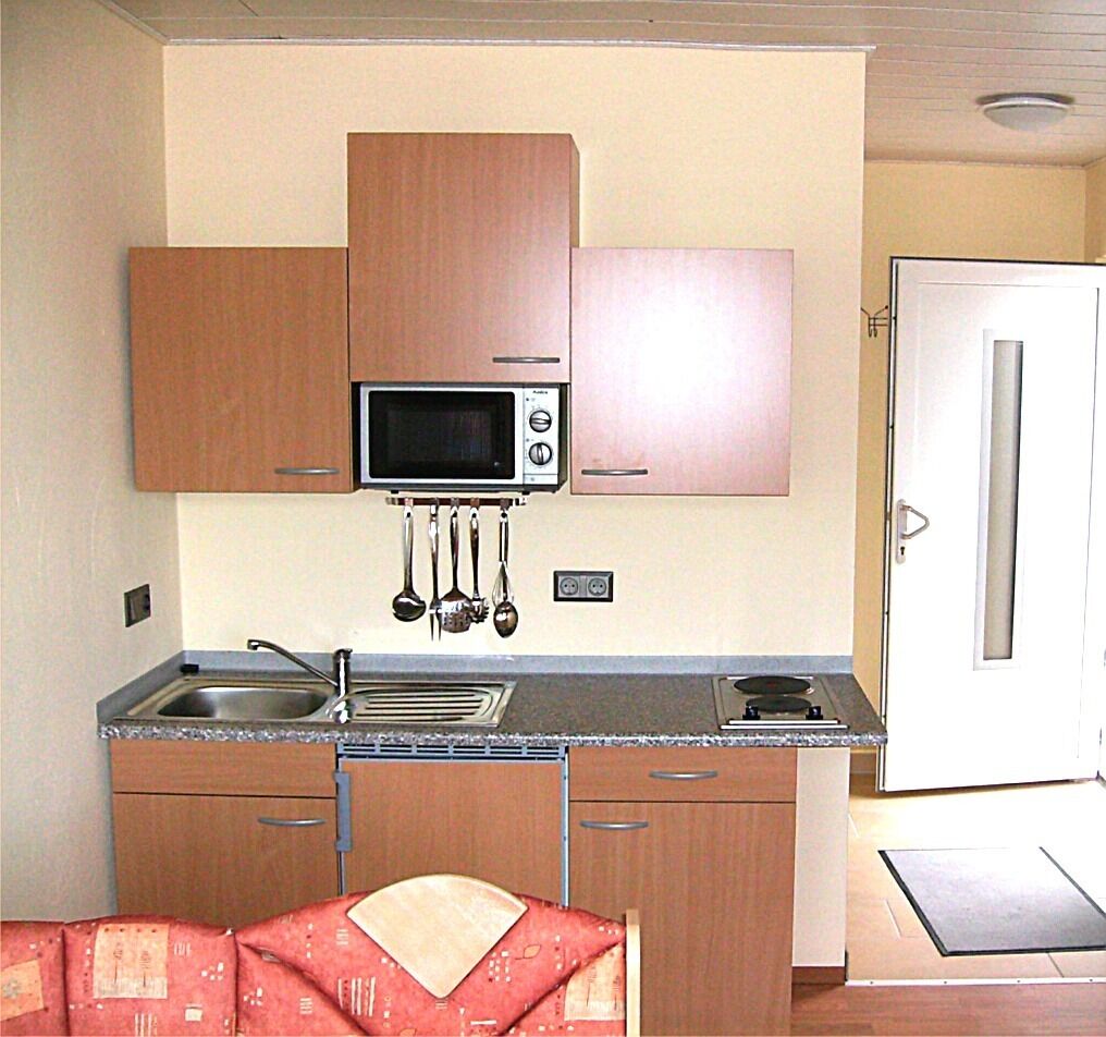 Stort kylskåp, mikrovågsugn, spishäll och kaffe- och tebryggare