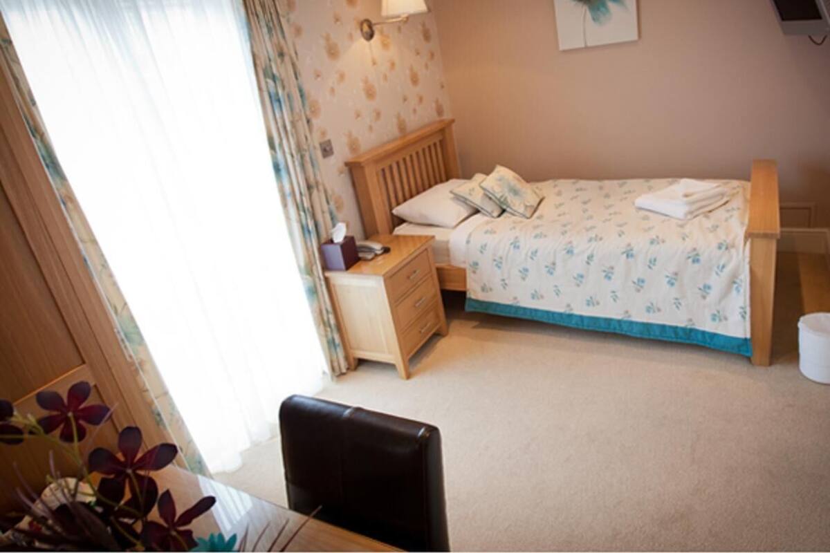 Superior Single Room | Iron/ironing board, WiFi (free)