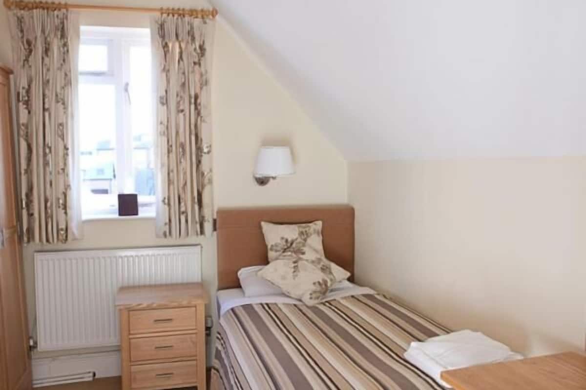 Small Single Room | Iron/ironing board, WiFi (free)