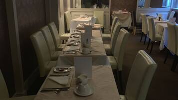 Sarapan lengkap setiap hari (GBP 7.00 per orang)