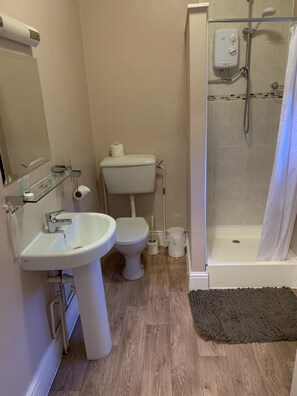 Standard Single Room | Bathroom | Shower, free toiletries, hair dryer, bathrobes - The Carlton (Rugby)